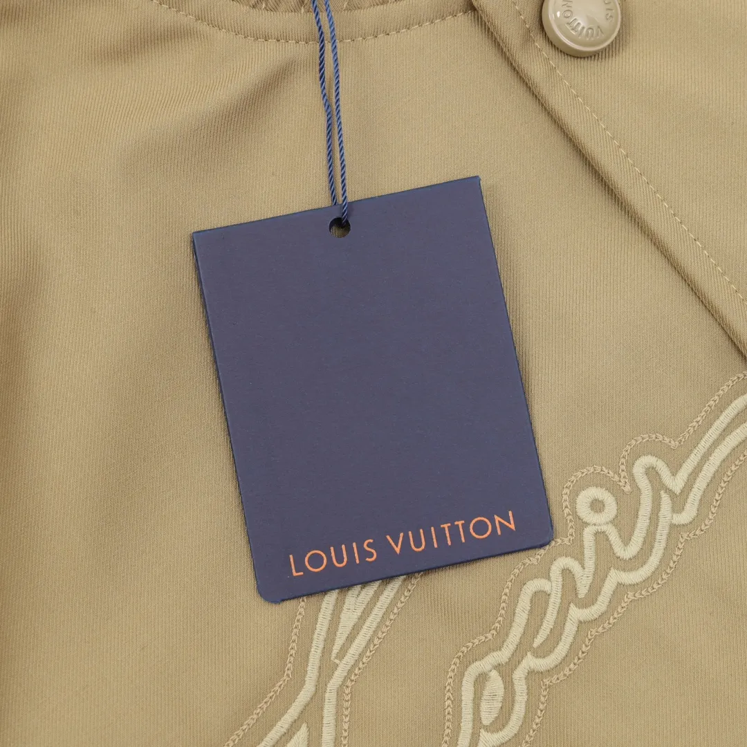 🅿️570 Louis Vuitton/Louis Vuitton Fei Dong embroidered silhouette baseball flight jacket. Purchased the original version. Developed from the source of our own factory. We insist on not making goods without the original version. The classic ma1 flight jacket style is easy to control regardless of body shape. The fabric is made of custom-dyed cotton yb twill fabric, non-market ready fabric. The front panel is printed with eight-claw machine screen embroidery. The positioning logo letters are cut into pieces, and the shoulder seams and back collar hem are cut in parallel. All hand-cut in one piece, matching glossy hand-stitched buttons with letter logo. The buttons are custom-made in the same color as the clothes and have hardware stud buttons.  size：XS-L
